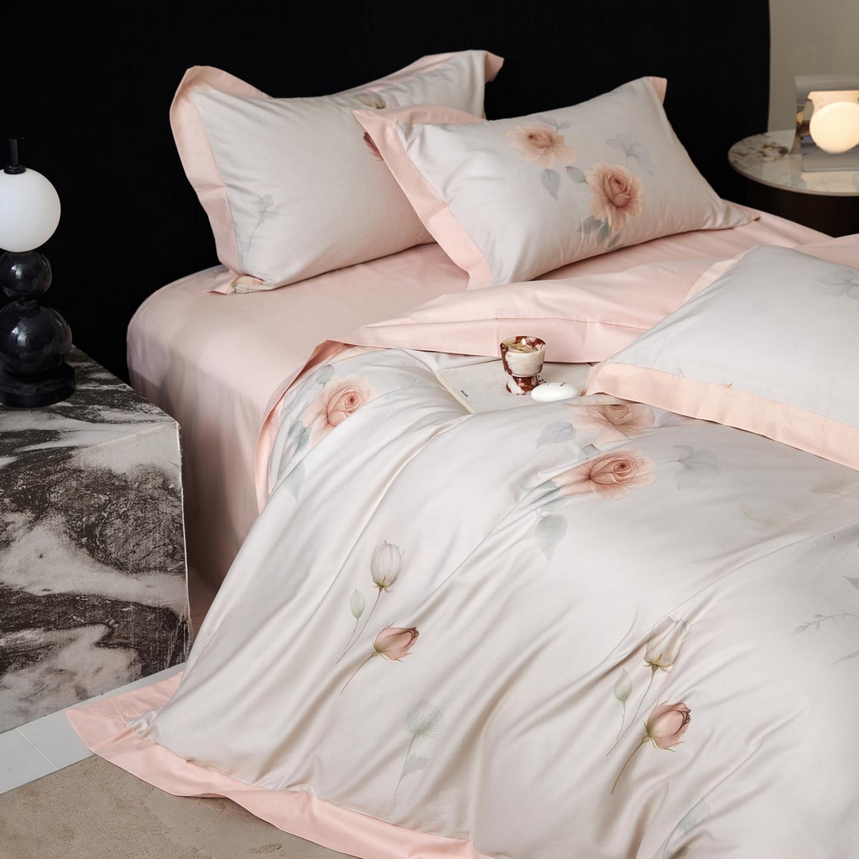 91家纺网 家纺一手货源 找家纺 涵宸家纺 2025新款50S全棉磨毛拼角款四件套【更多花型 联系商家电话：17798859966 微信同号，网站：www.hanchenjf.com】 悦滢（粉）