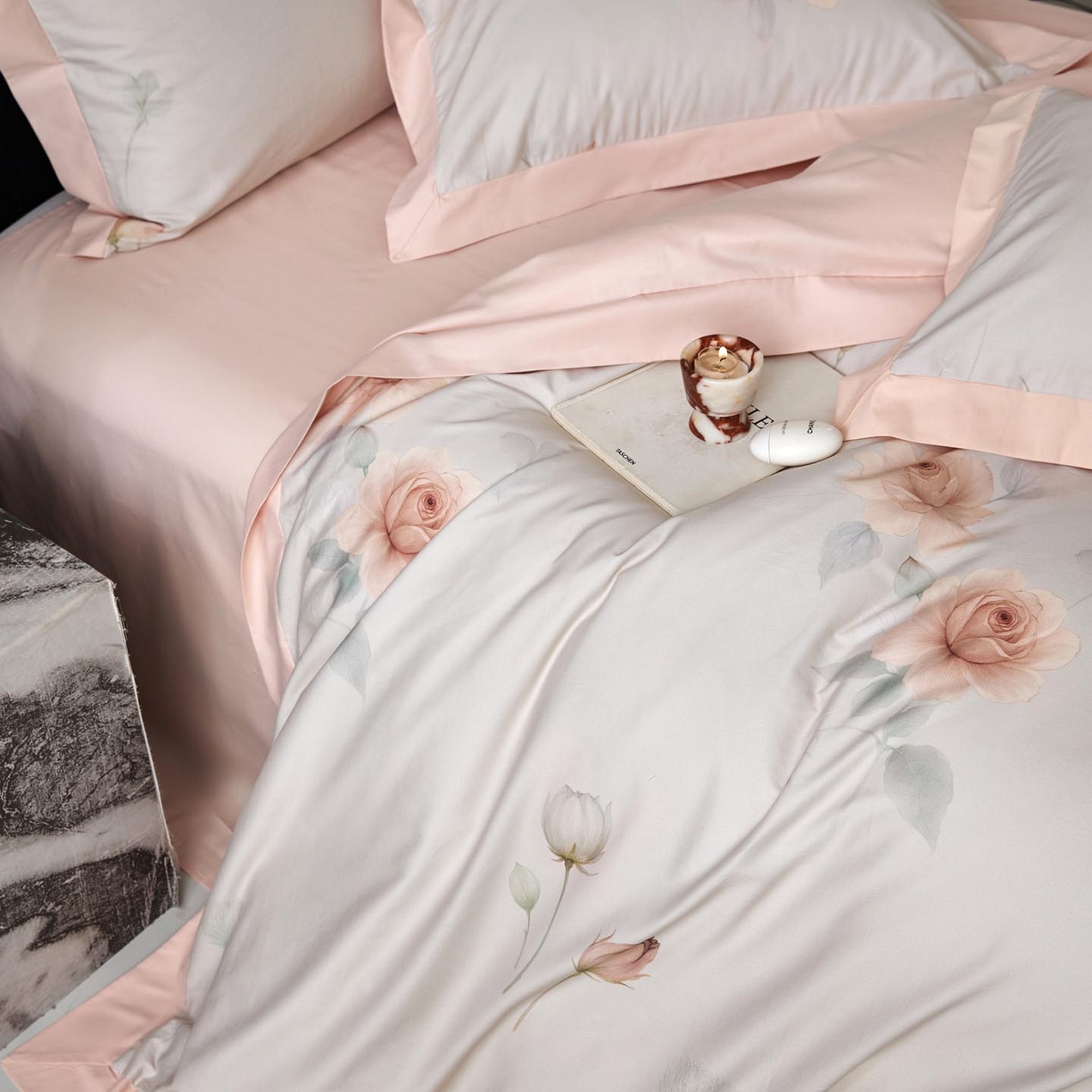 91家纺网 家纺一手货源 找家纺 涵宸家纺 2025新款50S全棉磨毛拼角款四件套【更多花型 联系商家电话：17798859966 微信同号，网站：www.hanchenjf.com】 悦滢（粉）