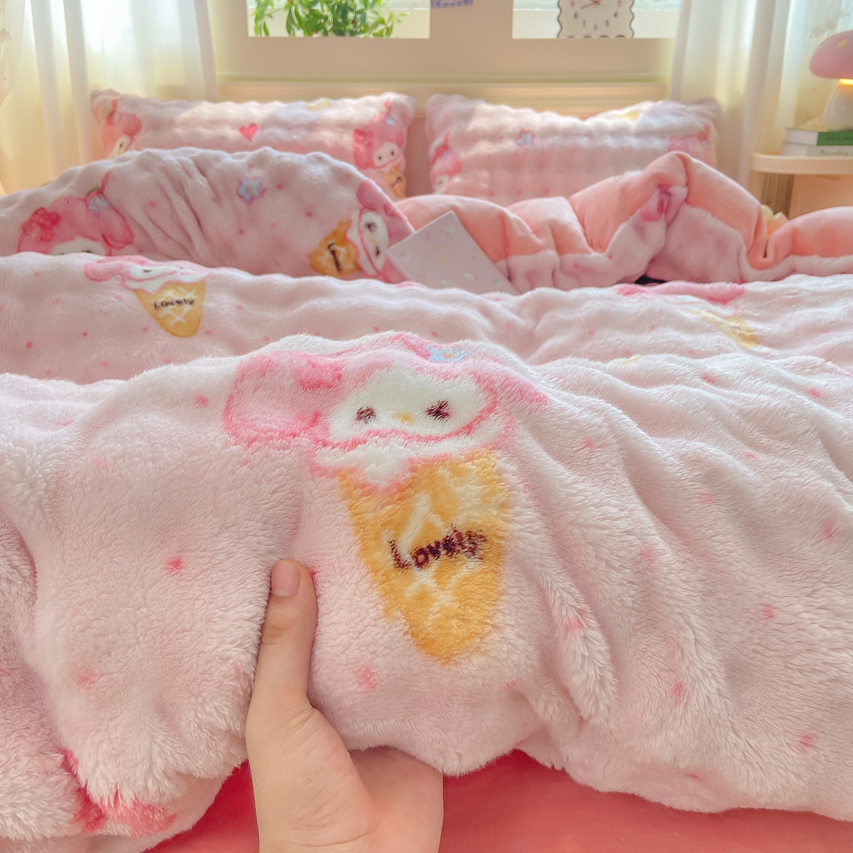 91家纺网 家纺一手货源 找家纺 耐思家纺 2025新款泡泡牛奶绒印花四件套系列 泡泡-美乐迪