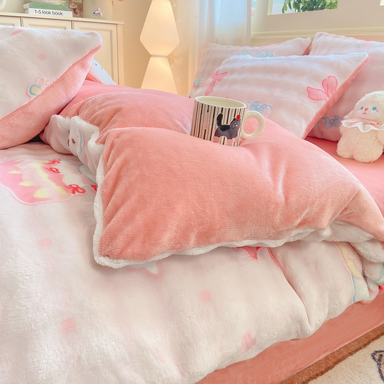 91家纺网 家纺一手货源 找家纺 耐思家纺 2025新款泡泡牛奶绒印花四件套系列 泡泡-KT 猫