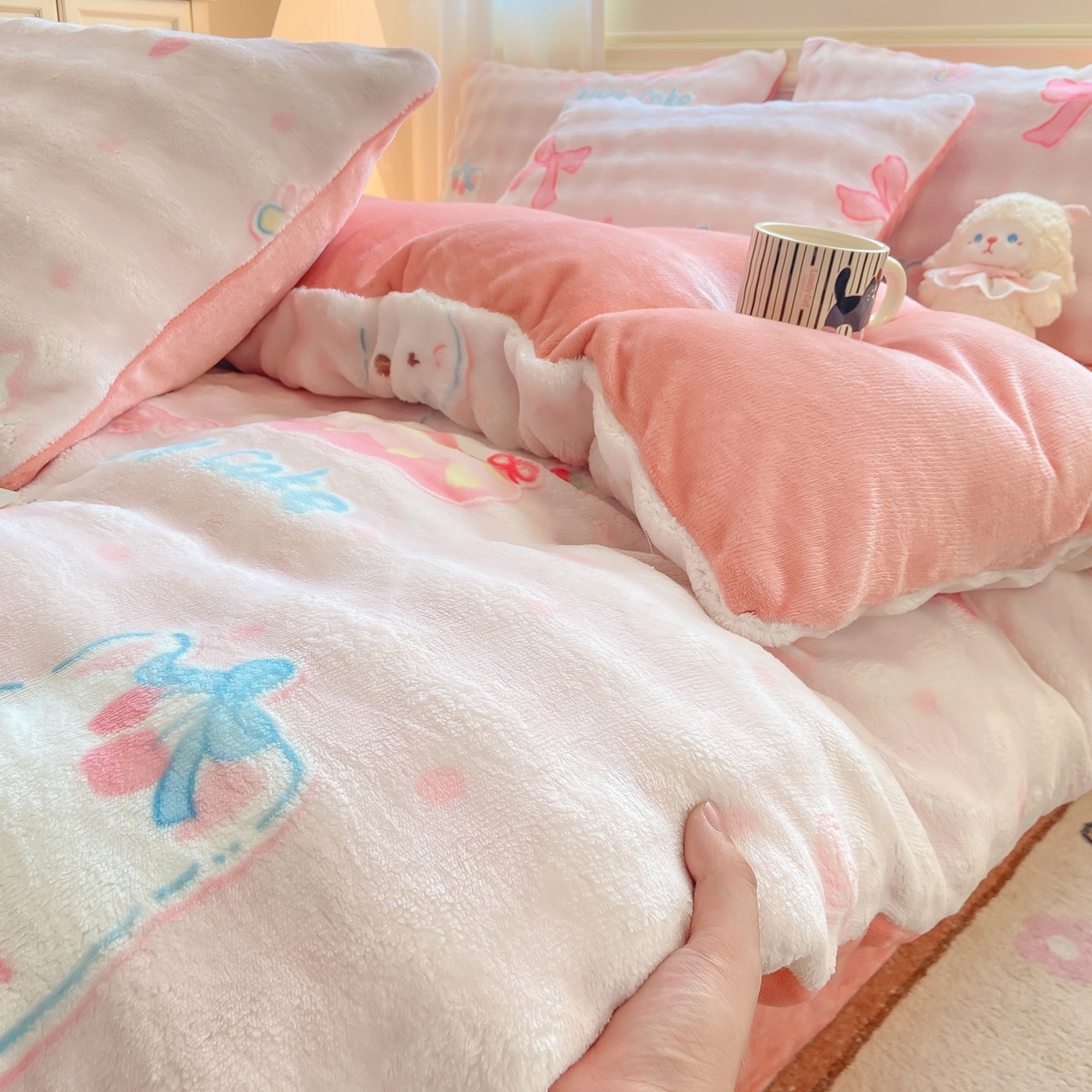 91家纺网 家纺一手货源 找家纺 耐思家纺 2025新款泡泡牛奶绒印花四件套系列 泡泡-KT 猫