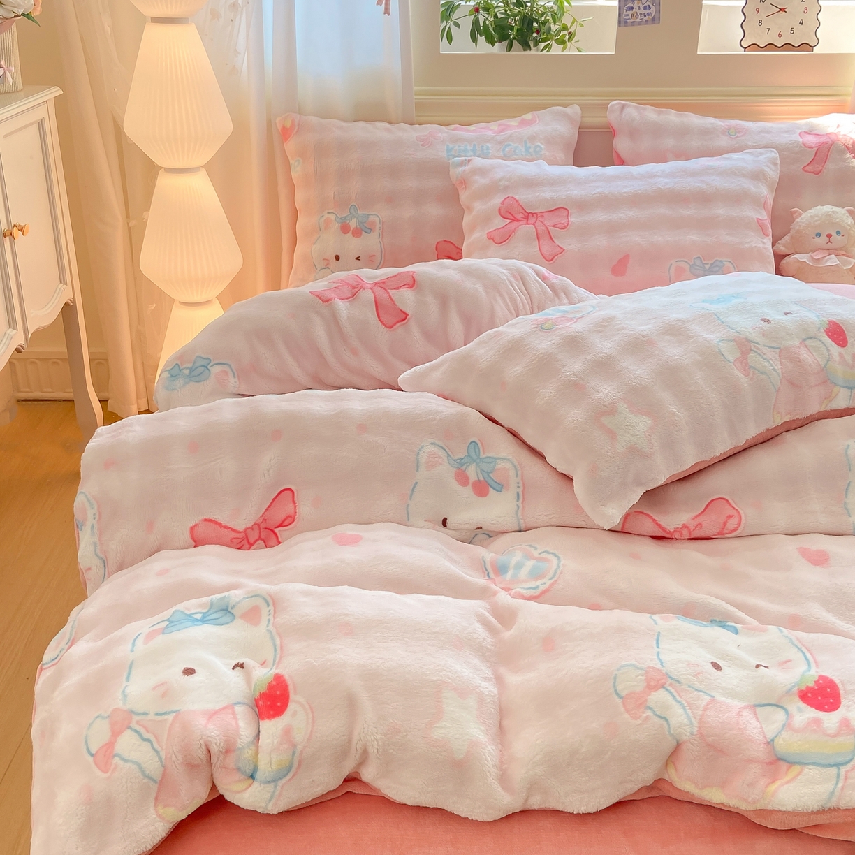 91家纺网 家纺一手货源 找家纺 耐思家纺 2025新款泡泡牛奶绒印花四件套系列 泡泡-KT 猫