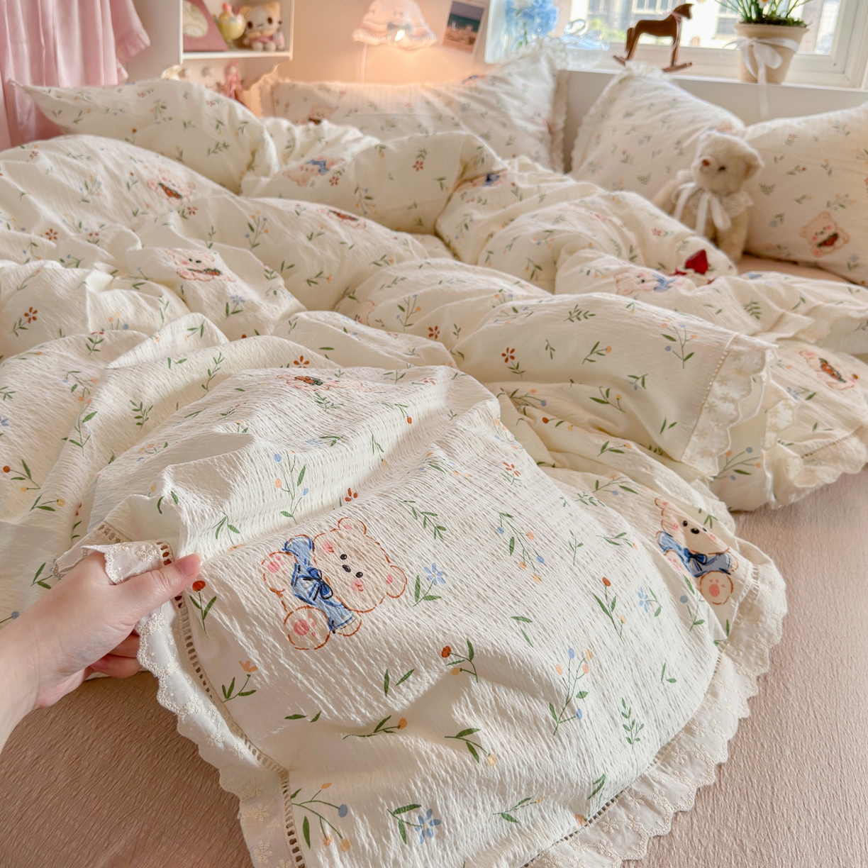 91家纺网 家纺一手货源 找家纺 优卡迪家纺馆 2025新款A类全棉镂空花边皱皱棉双层纱四件套 可比熊