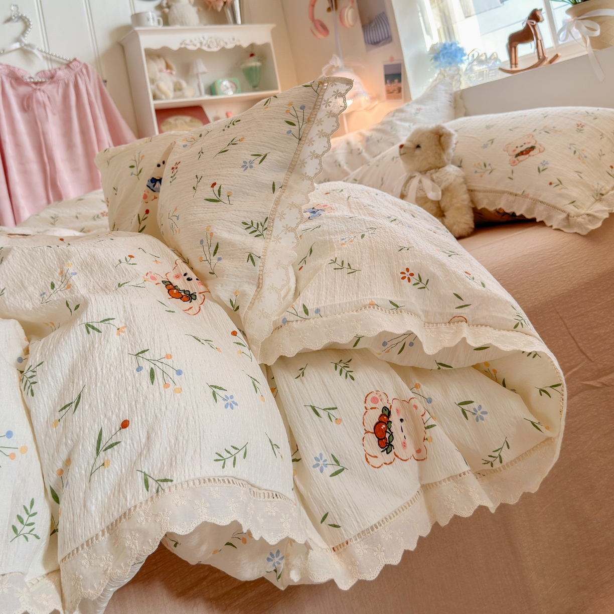 91家纺网 家纺一手货源 找家纺 优卡迪家纺馆 2025新款A类全棉镂空花边皱皱棉双层纱四件套 可比熊