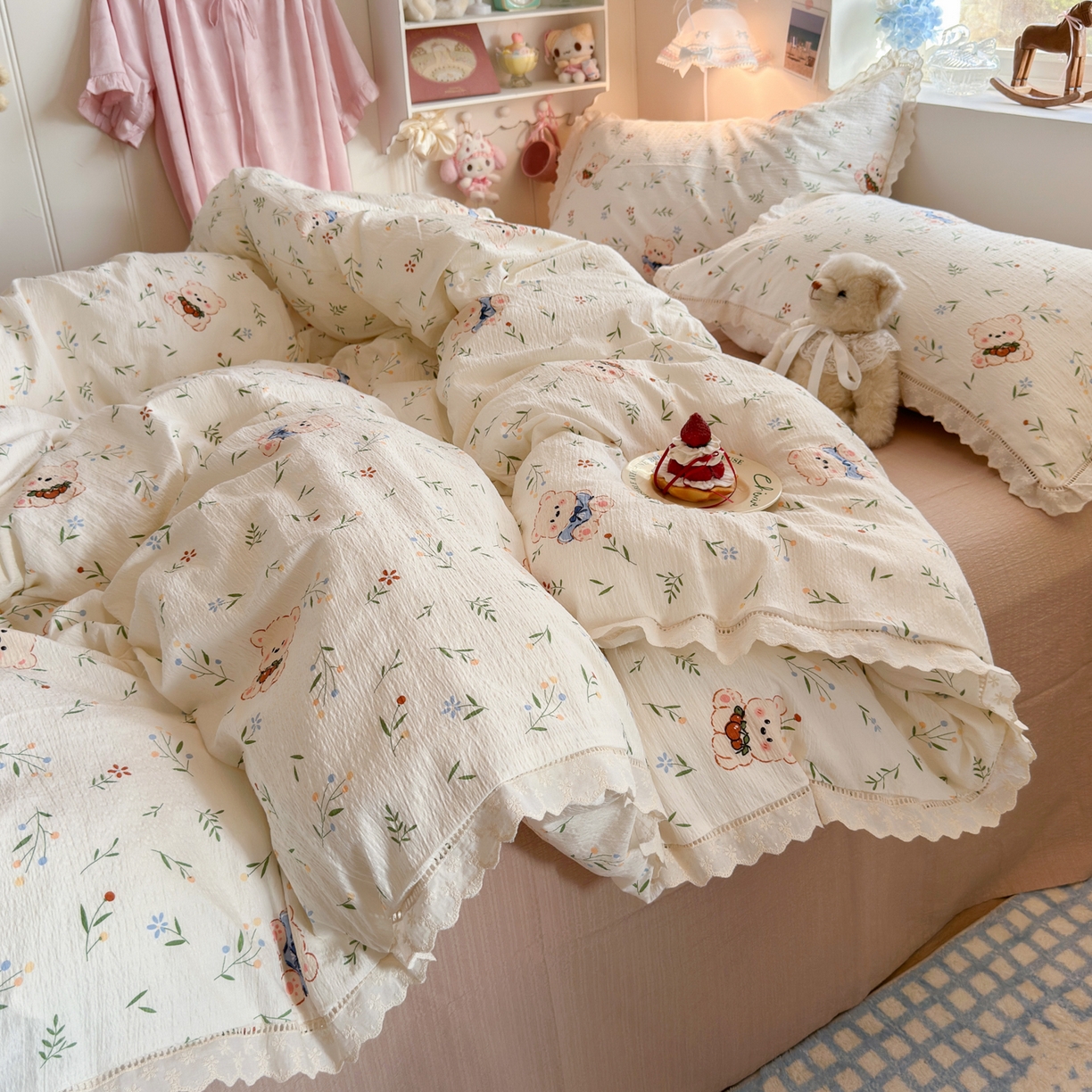 91家纺网 家纺一手货源 找家纺 优卡迪家纺馆 2025新款A类全棉镂空花边皱皱棉双层纱四件套 可比熊