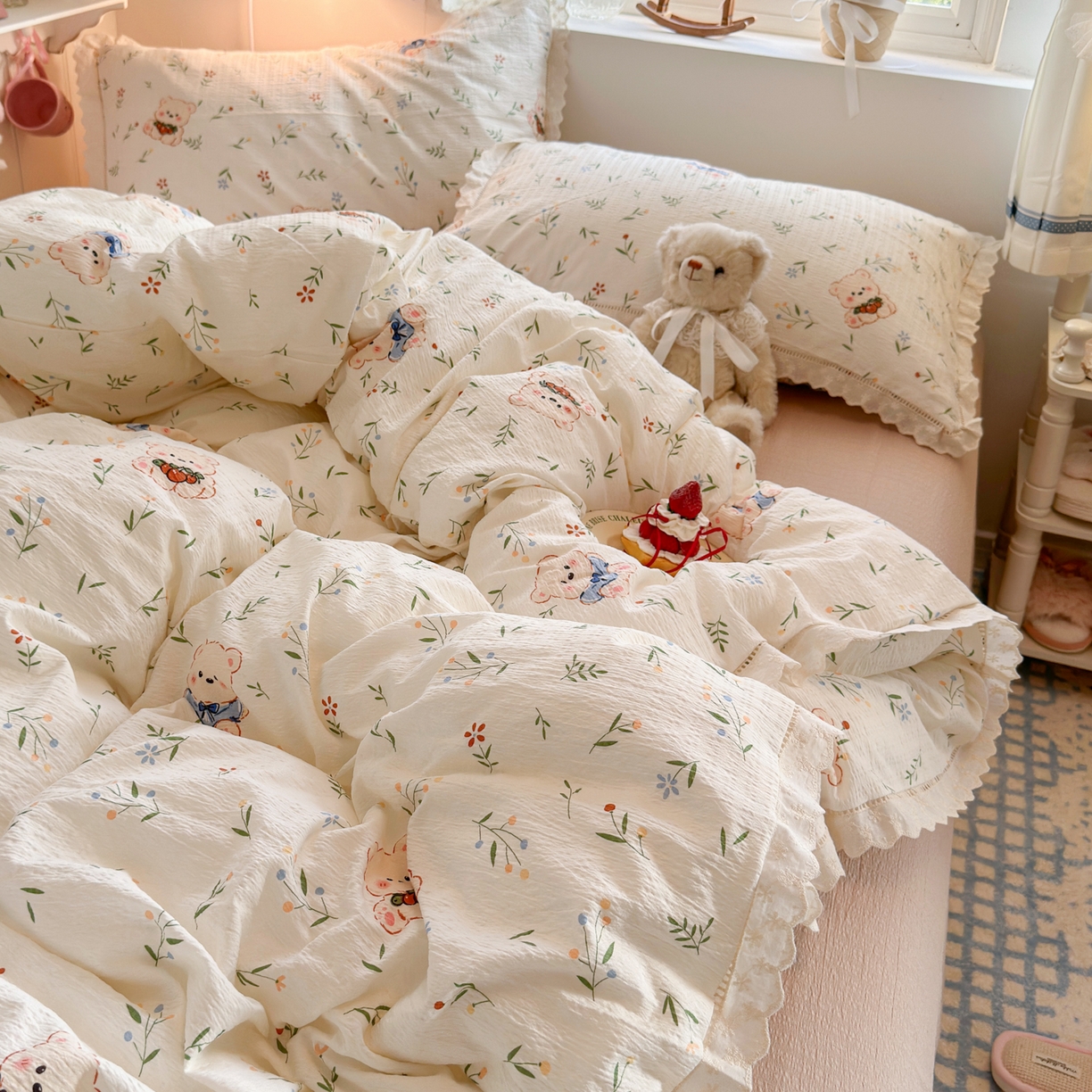 91家纺网 家纺一手货源 找家纺 优卡迪家纺馆 2025新款A类全棉镂空花边皱皱棉双层纱四件套 可比熊