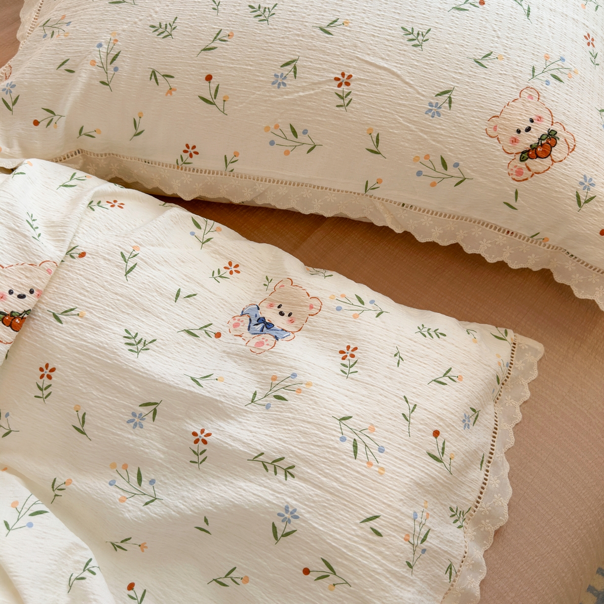 91家纺网 家纺一手货源 找家纺 优卡迪家纺馆 2025新款A类全棉镂空花边皱皱棉双层纱四件套 可比熊