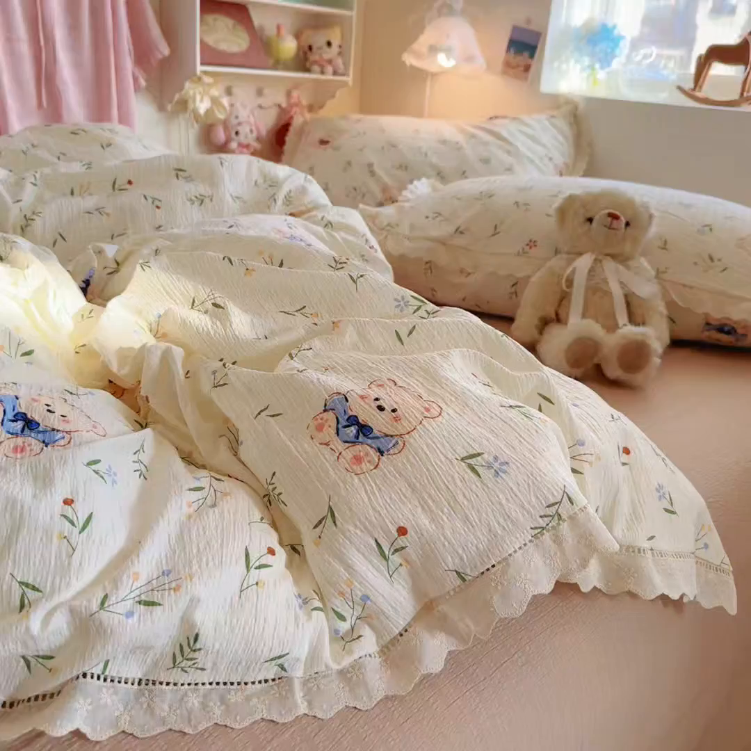 91家纺网 家纺一手货源 找家纺 优卡迪家纺馆 2025新款A类全棉镂空花边皱皱棉双层纱四件套 可比熊