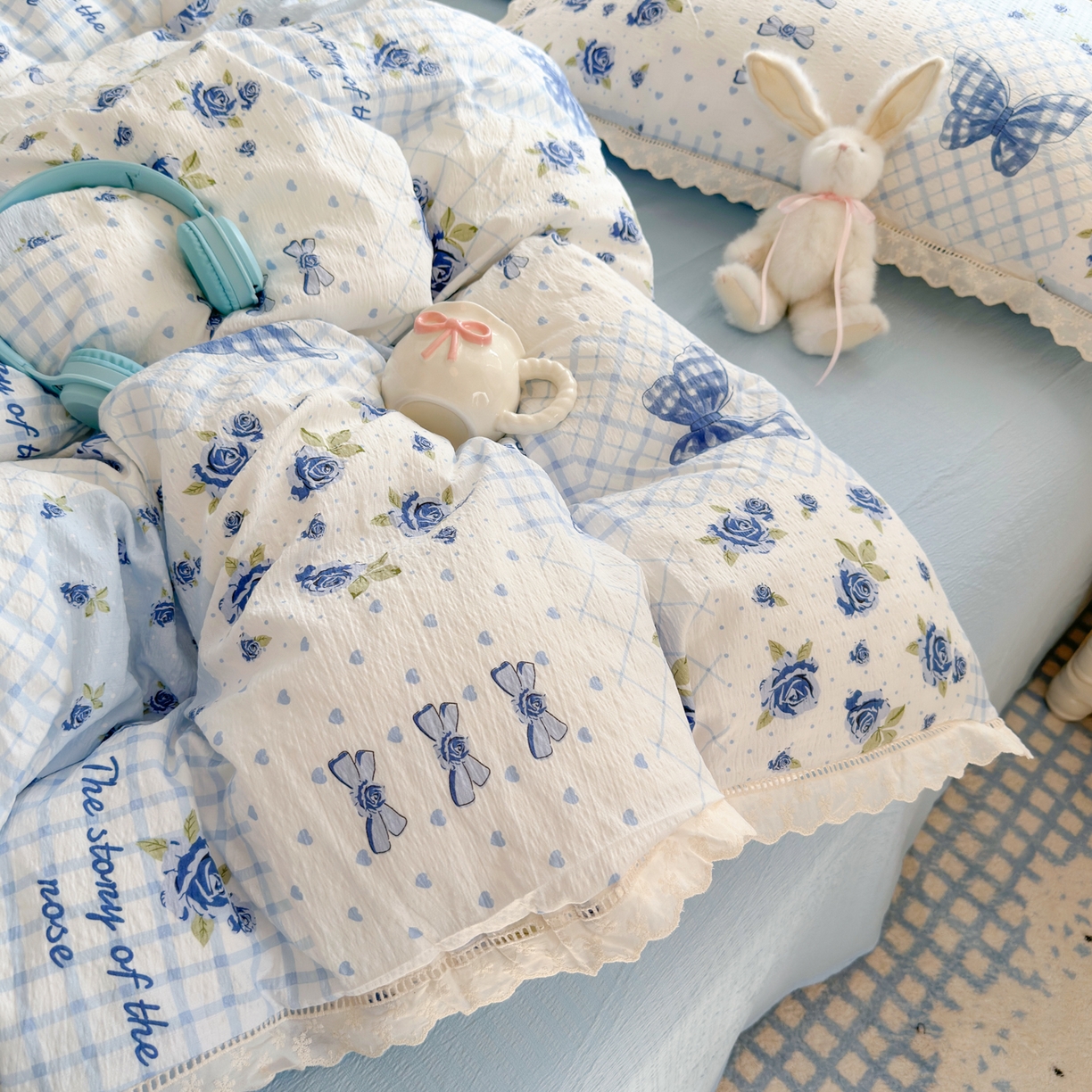 91家纺网 家纺一手货源 找家纺 优卡迪家纺馆 2025新款A类全棉镂空花边皱皱棉双层纱四件套 蓝玫之约