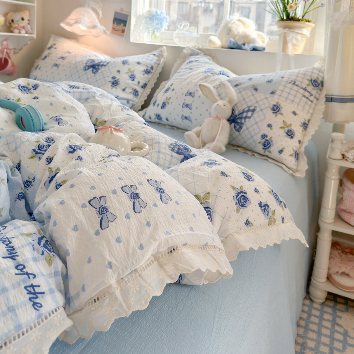 91家纺网 家纺一手货源 找家纺 优卡迪家纺馆 2025新款A类全棉镂空花边皱皱棉双层纱四件套 蓝玫之约