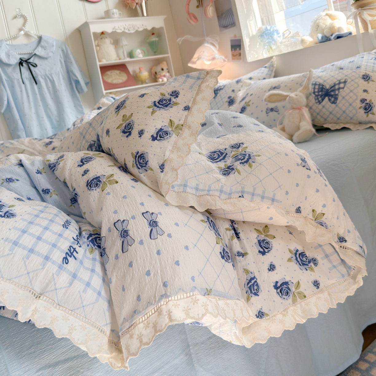 91家纺网 家纺一手货源 找家纺 优卡迪家纺馆 2025新款A类全棉镂空花边皱皱棉双层纱四件套 蓝玫之约