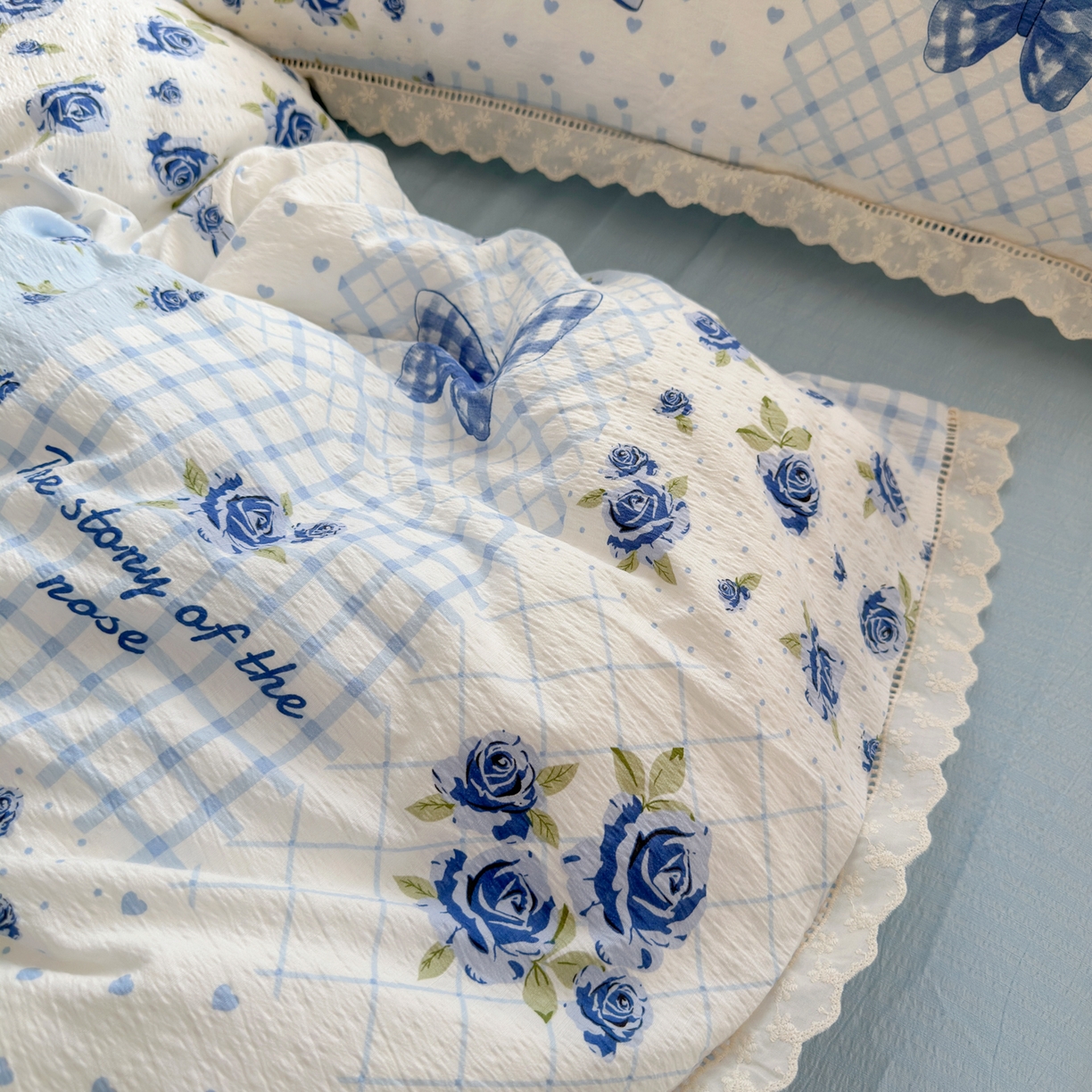 91家纺网 家纺一手货源 找家纺 优卡迪家纺馆 2025新款A类全棉镂空花边皱皱棉双层纱四件套 蓝玫之约