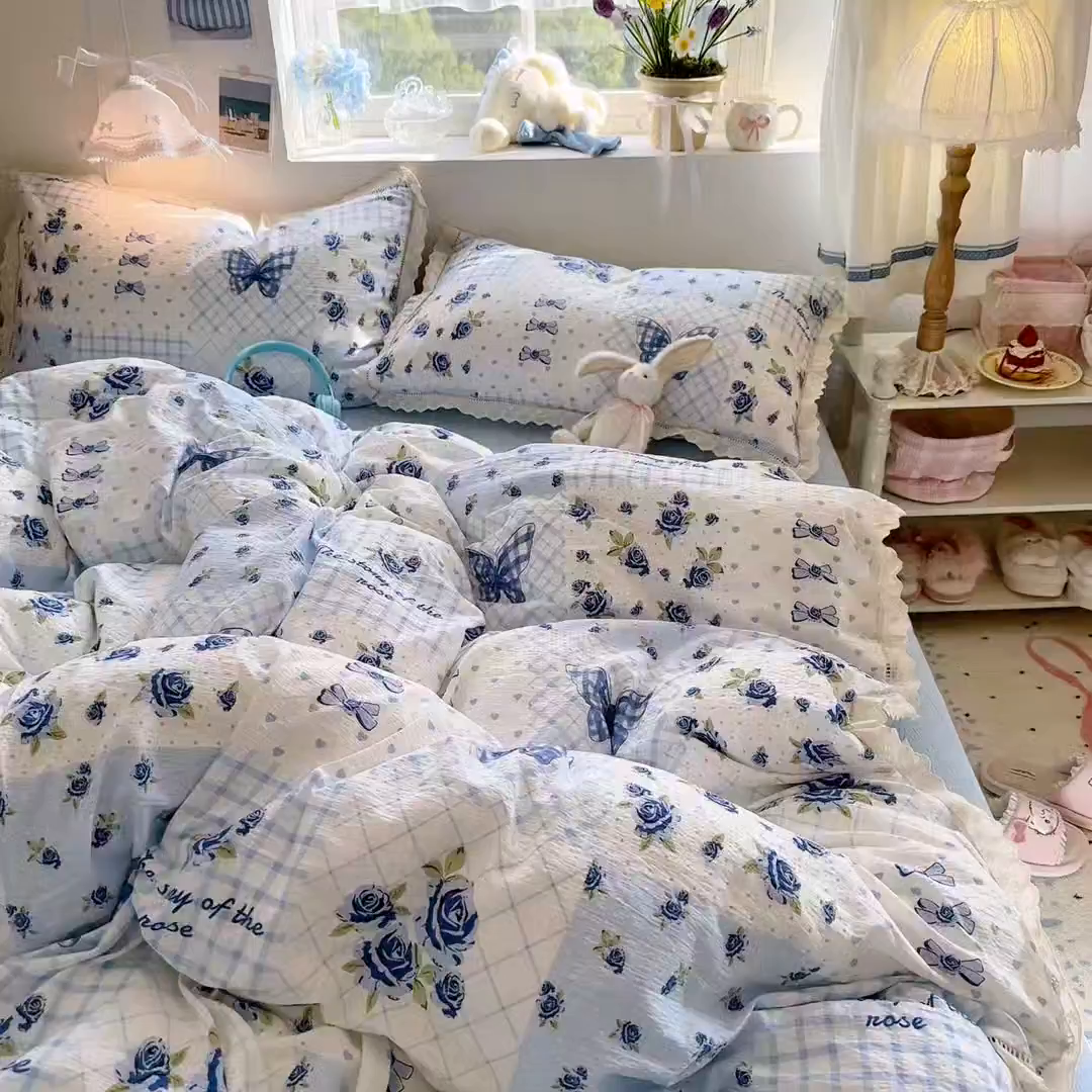 91家纺网 家纺一手货源 找家纺 优卡迪家纺馆 2025新款A类全棉镂空花边皱皱棉双层纱四件套 蓝玫之约
