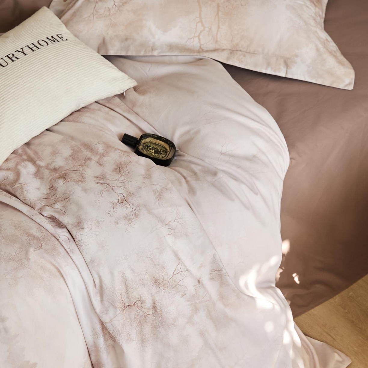 91家纺网 家纺一手货源 找家纺 涵宸家纺 2025新款50S磨毛基础款四件套【更多花型 联系商家电话：17798859966 微信同号，网站：www.hanchenjf.com】 布丽姬特（咖）