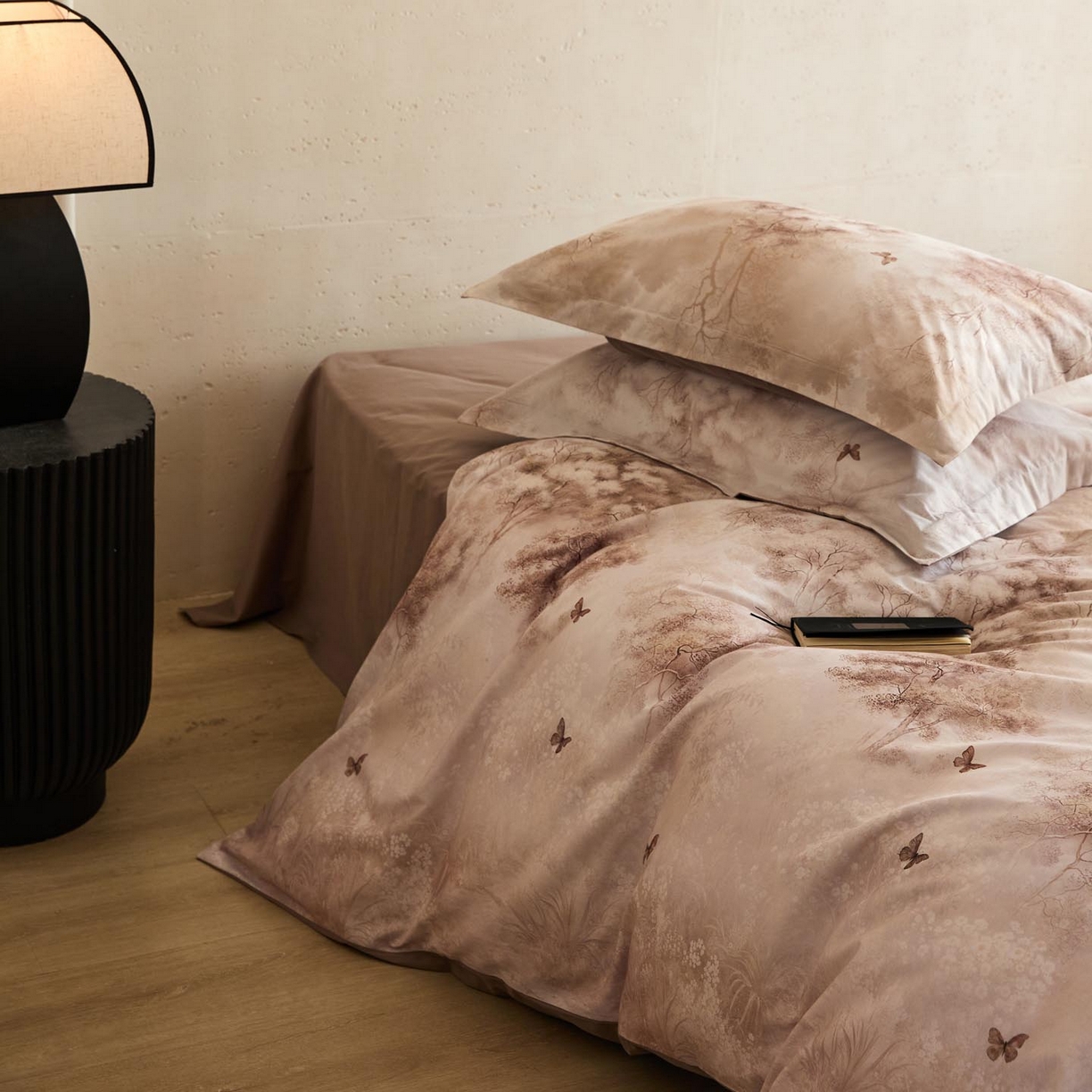 91家纺网 家纺一手货源 找家纺 涵宸家纺 2025新款50S磨毛基础款四件套【更多花型 联系商家电话：17798859966 微信同号，网站：www.hanchenjf.com】 布丽姬特（咖）