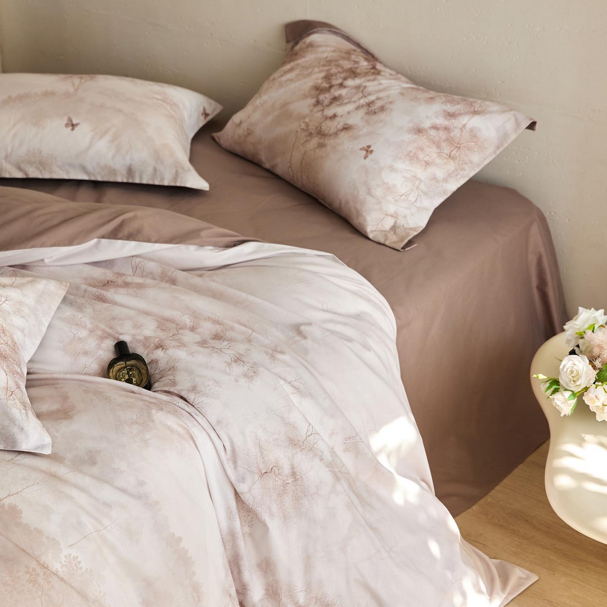 91家纺网 家纺一手货源 找家纺 涵宸家纺 2025新款50S磨毛基础款四件套【更多花型 联系商家电话：17798859966 微信同号，网站：www.hanchenjf.com】 布丽姬特（咖）