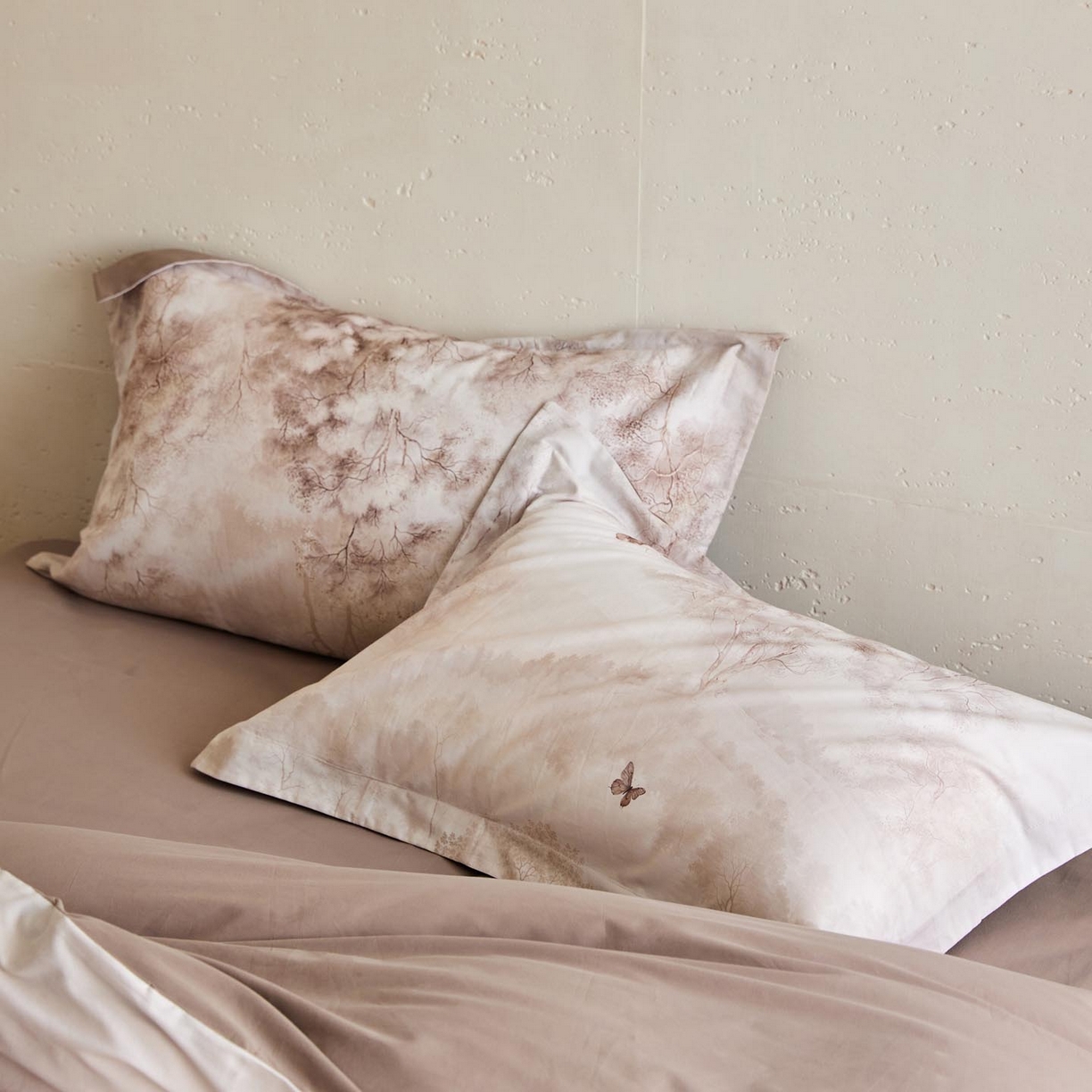 91家纺网 家纺一手货源 找家纺 涵宸家纺 2025新款50S磨毛基础款四件套【更多花型 联系商家电话：17798859966 微信同号，网站：www.hanchenjf.com】 布丽姬特（咖）