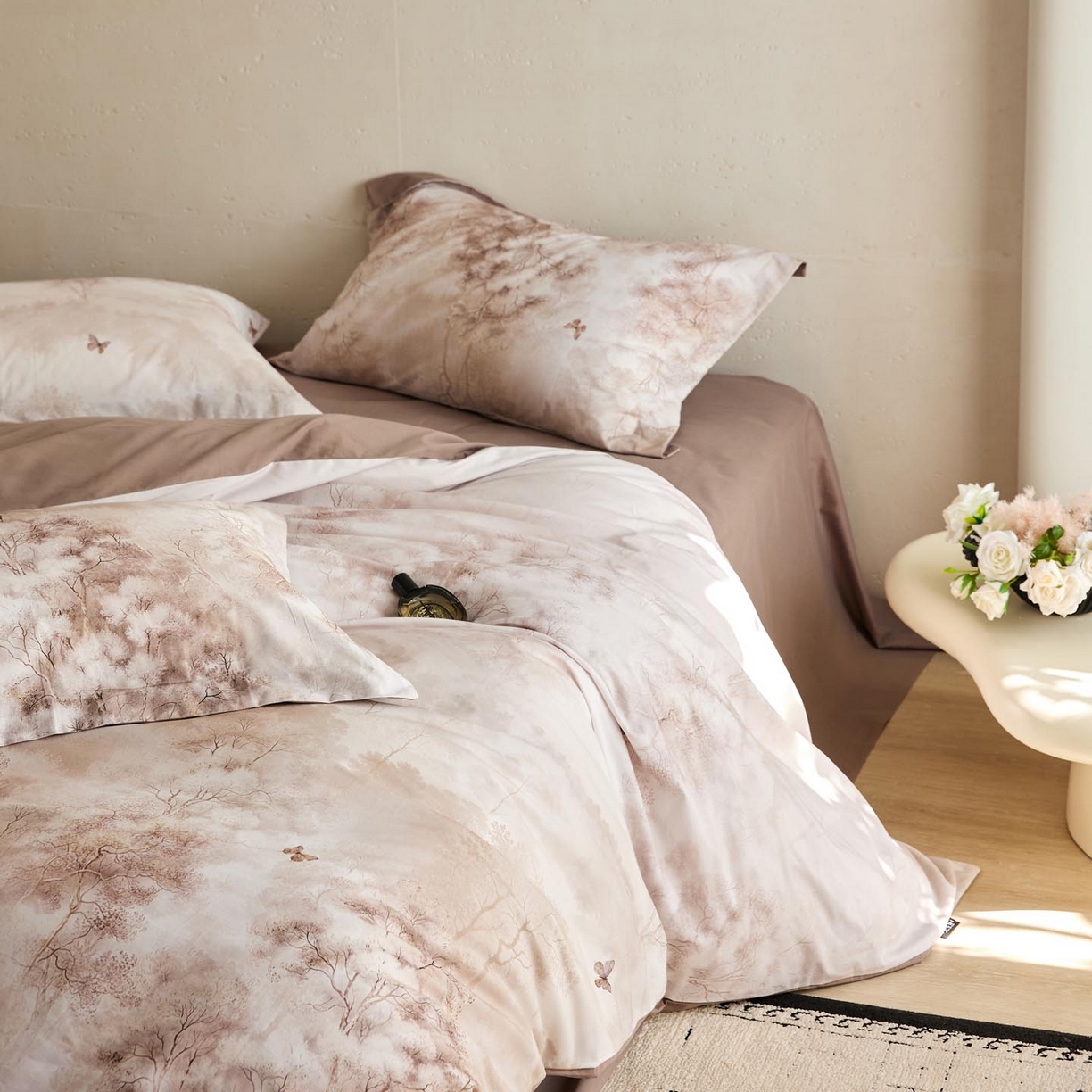 91家纺网 家纺一手货源 找家纺 涵宸家纺 2025新款50S磨毛基础款四件套【更多花型 联系商家电话：17798859966 微信同号，网站：www.hanchenjf.com】 布丽姬特（咖）