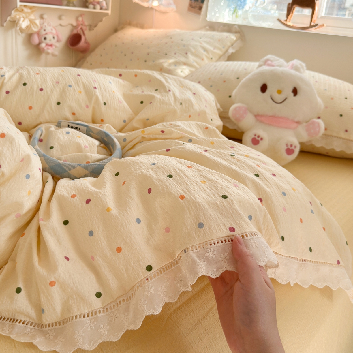 91家纺网 家纺一手货源 找家纺 优卡迪家纺馆 2025新款A类全棉镂空花边皱皱棉双层纱四件套 奶油波点