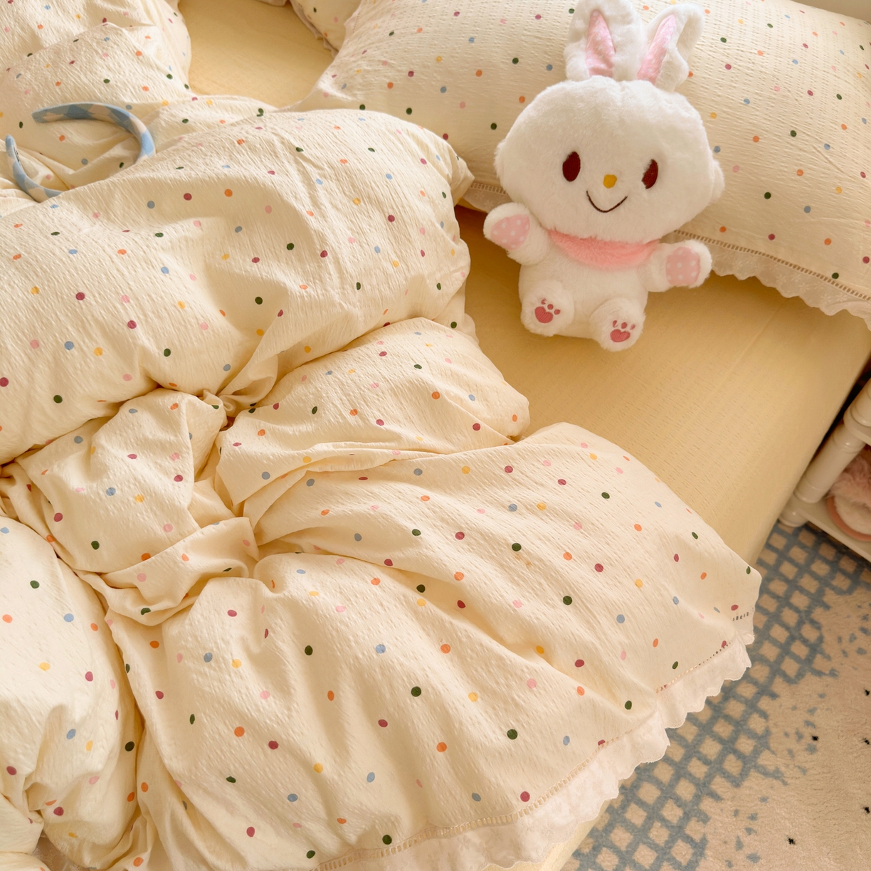 91家纺网 家纺一手货源 找家纺 优卡迪家纺馆 2025新款A类全棉镂空花边皱皱棉双层纱四件套 奶油波点