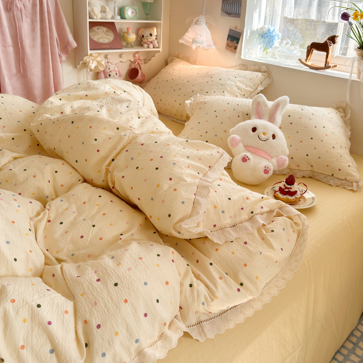 91家纺网 家纺一手货源 找家纺 优卡迪家纺馆 2025新款A类全棉镂空花边皱皱棉双层纱四件套 奶油波点