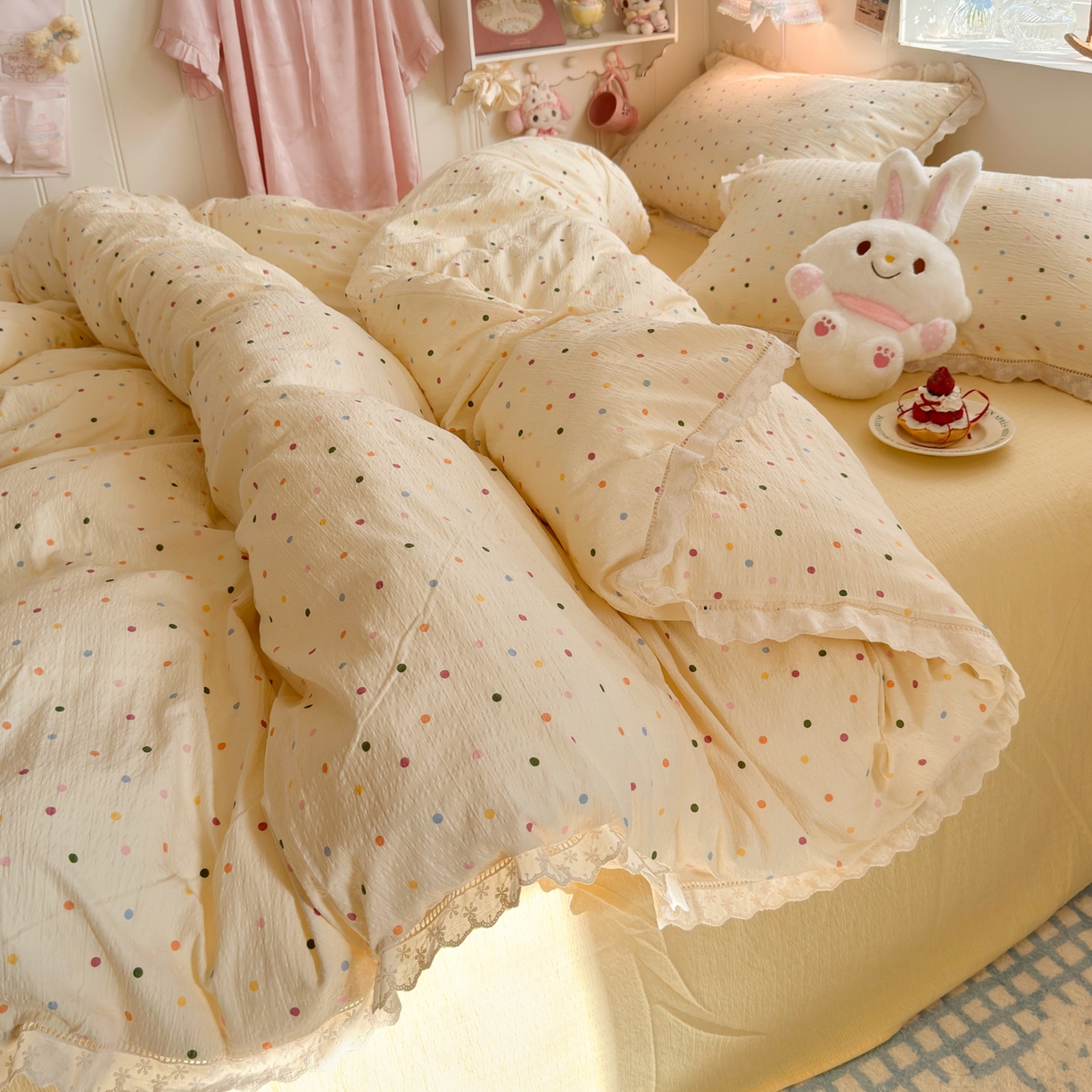 91家纺网 家纺一手货源 找家纺 优卡迪家纺馆 2025新款A类全棉镂空花边皱皱棉双层纱四件套 奶油波点