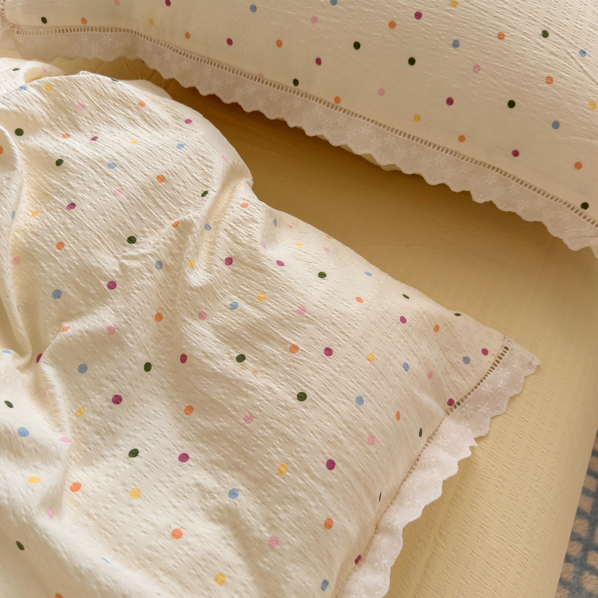 91家纺网 家纺一手货源 找家纺 优卡迪家纺馆 2025新款A类全棉镂空花边皱皱棉双层纱四件套 奶油波点