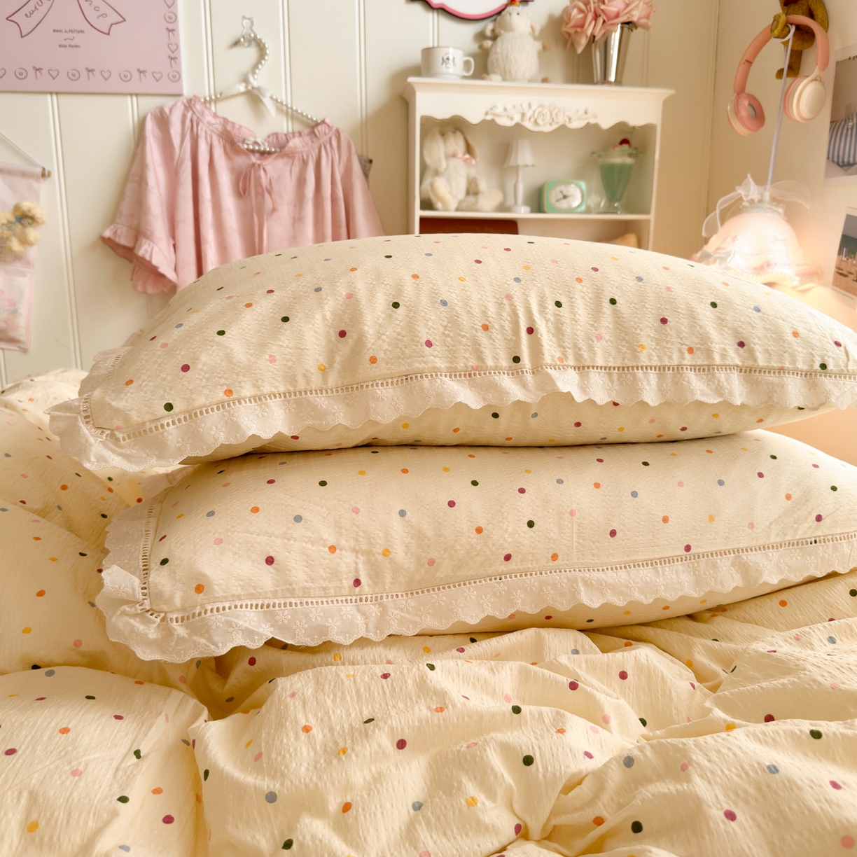 91家纺网 家纺一手货源 找家纺 优卡迪家纺馆 2025新款A类全棉镂空花边皱皱棉双层纱四件套 奶油波点