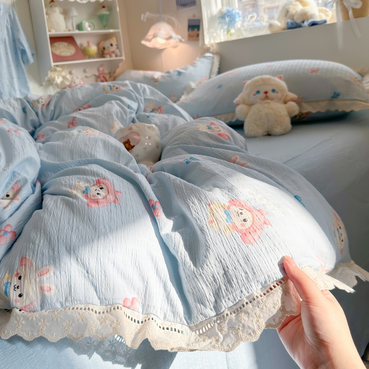 91家纺网 家纺一手货源 找家纺 优卡迪家纺馆 2025新款A类全棉镂空花边皱皱棉双层纱四件套 小精灵