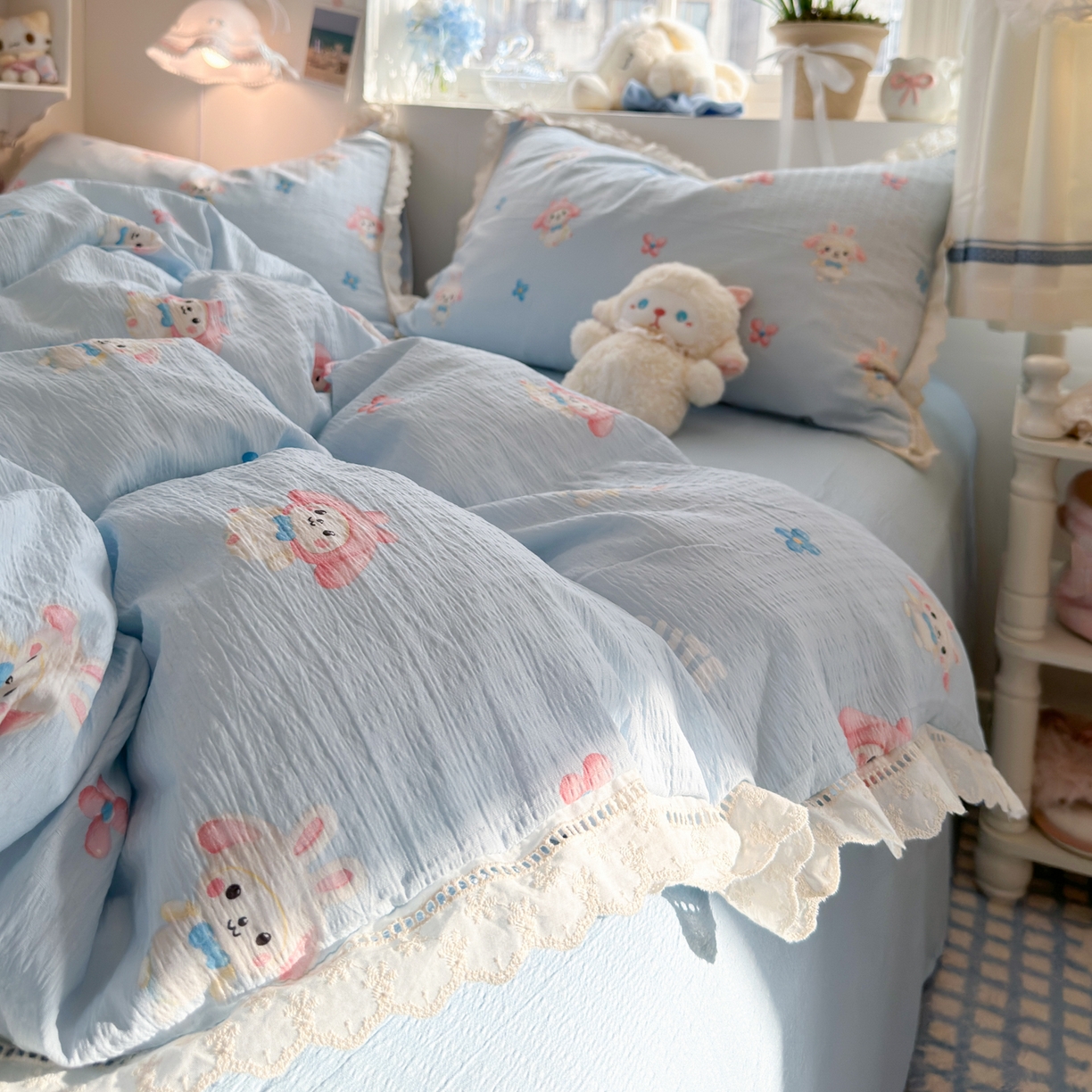 91家纺网 家纺一手货源 找家纺 优卡迪家纺馆 2025新款A类全棉镂空花边皱皱棉双层纱四件套 小精灵