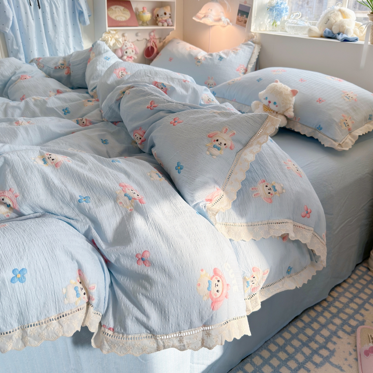 91家纺网 家纺一手货源 找家纺 优卡迪家纺馆 2025新款A类全棉镂空花边皱皱棉双层纱四件套 小精灵