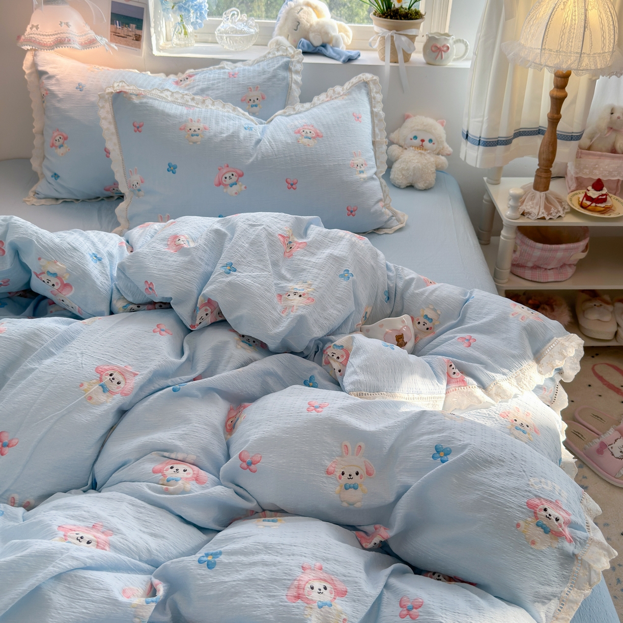 91家纺网 家纺一手货源 找家纺 优卡迪家纺馆 2025新款A类全棉镂空花边皱皱棉双层纱四件套 小精灵