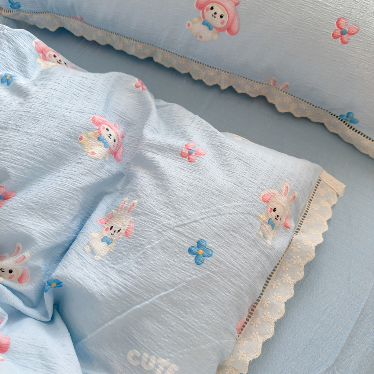 91家纺网 家纺一手货源 找家纺 优卡迪家纺馆 2025新款A类全棉镂空花边皱皱棉双层纱四件套 小精灵