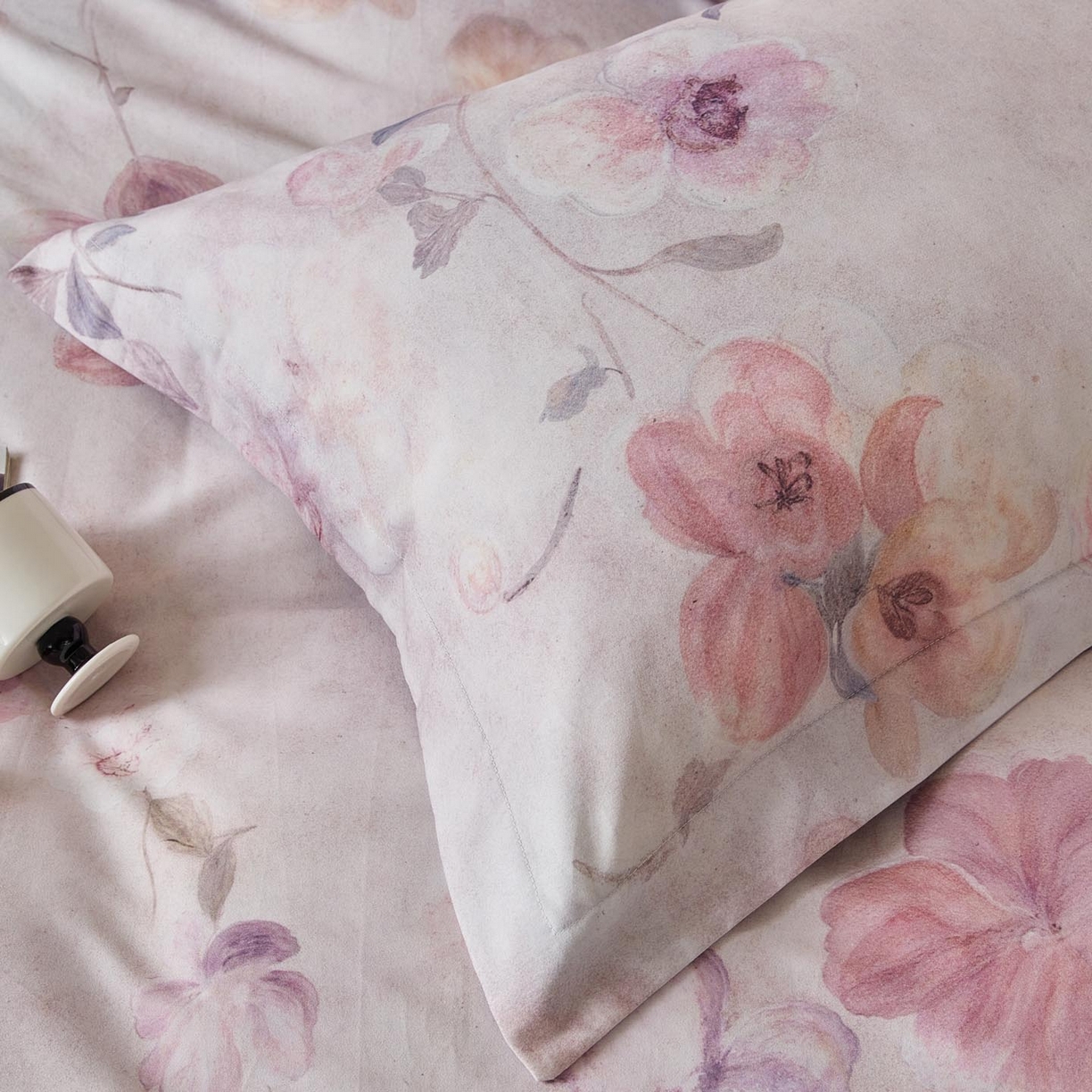 91家纺网 家纺一手货源 找家纺 涵宸家纺 2025新款50S磨毛基础款四件套【更多花型 联系商家电话：17798859966 微信同号，网站：www.hanchenjf.com】 绮罗香梦（灰）