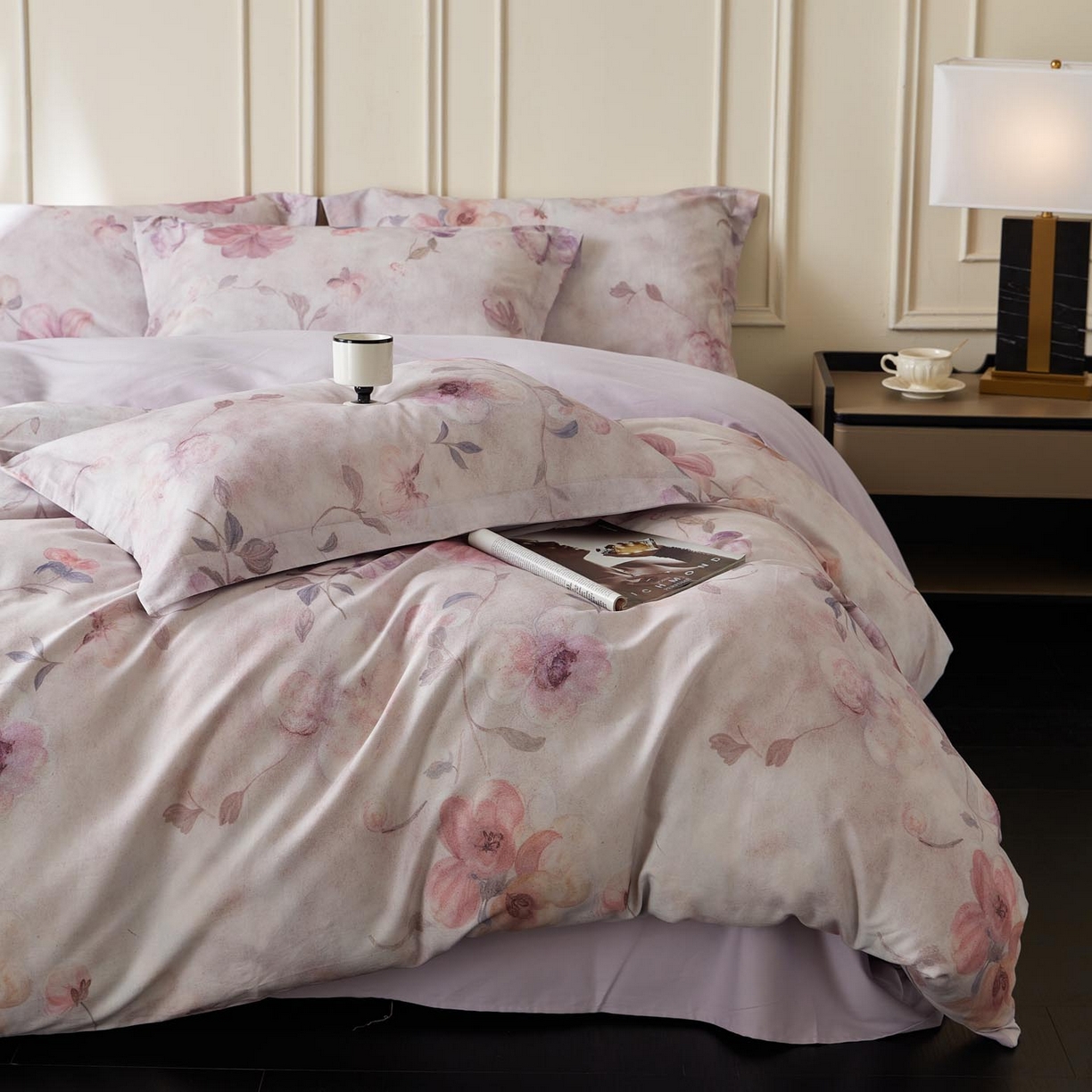 91家纺网 家纺一手货源 找家纺 涵宸家纺 2025新款50S磨毛基础款四件套【更多花型 联系商家电话：17798859966 微信同号，网站：www.hanchenjf.com】 绮罗香梦（灰）