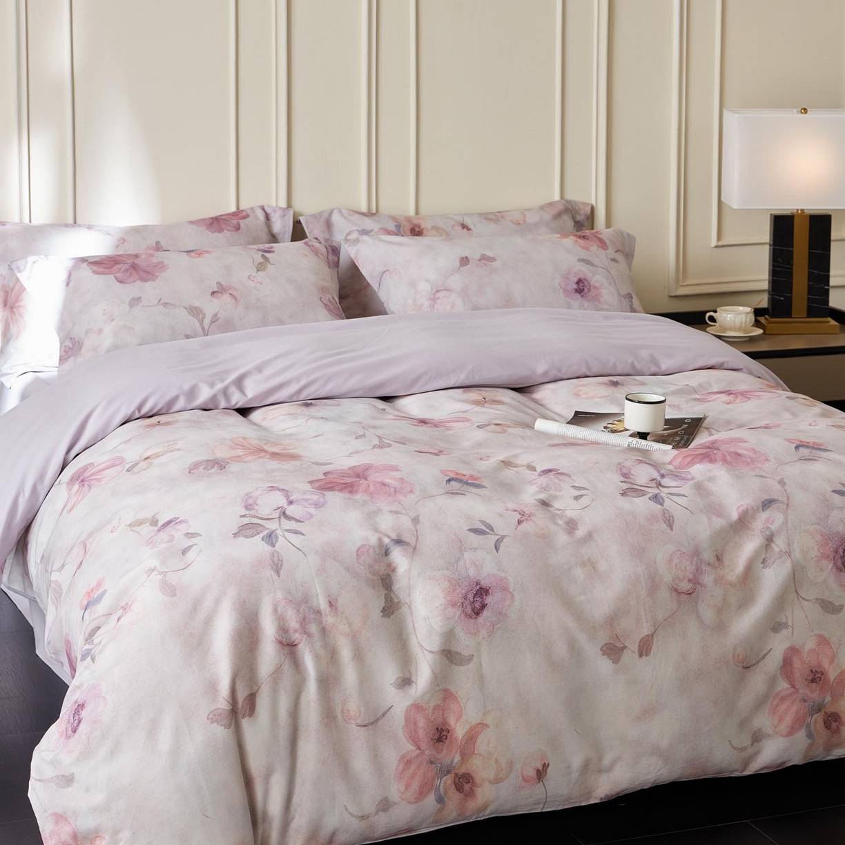 91家纺网 家纺一手货源 找家纺 涵宸家纺 2025新款50S磨毛基础款四件套【更多花型 联系商家电话：17798859966 微信同号，网站：www.hanchenjf.com】 绮罗香梦（灰）