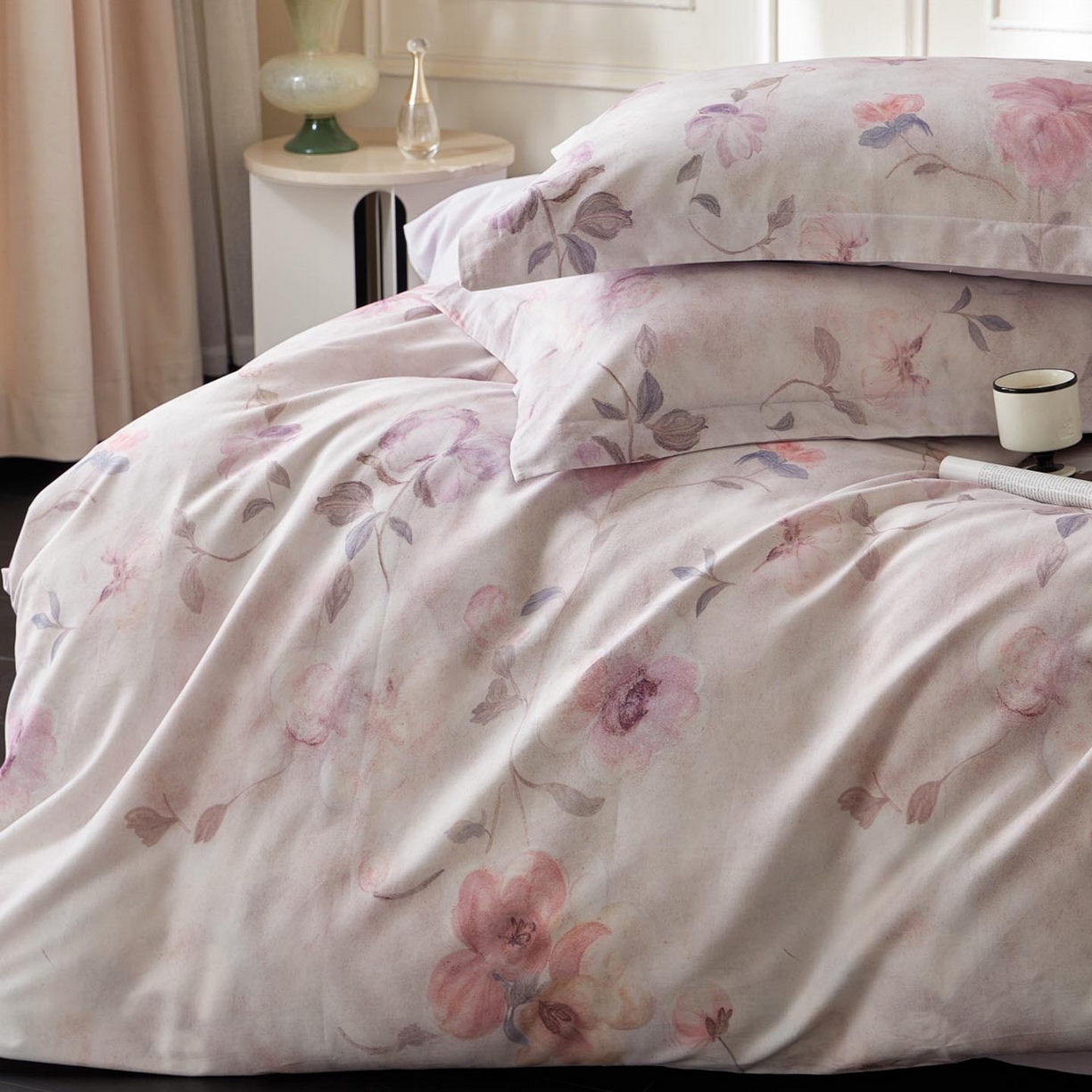 91家纺网 家纺一手货源 找家纺 涵宸家纺 2025新款50S磨毛基础款四件套【更多花型 联系商家电话：17798859966 微信同号，网站：www.hanchenjf.com】 绮罗香梦（灰）