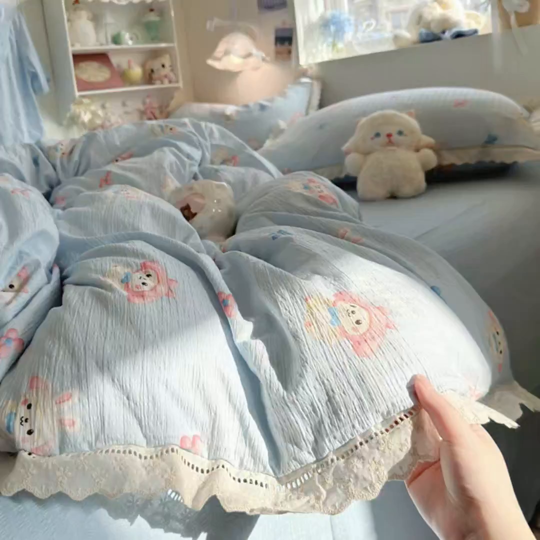 91家纺网 家纺一手货源 找家纺 优卡迪家纺馆 2025新款A类全棉镂空花边皱皱棉双层纱四件套 小精灵