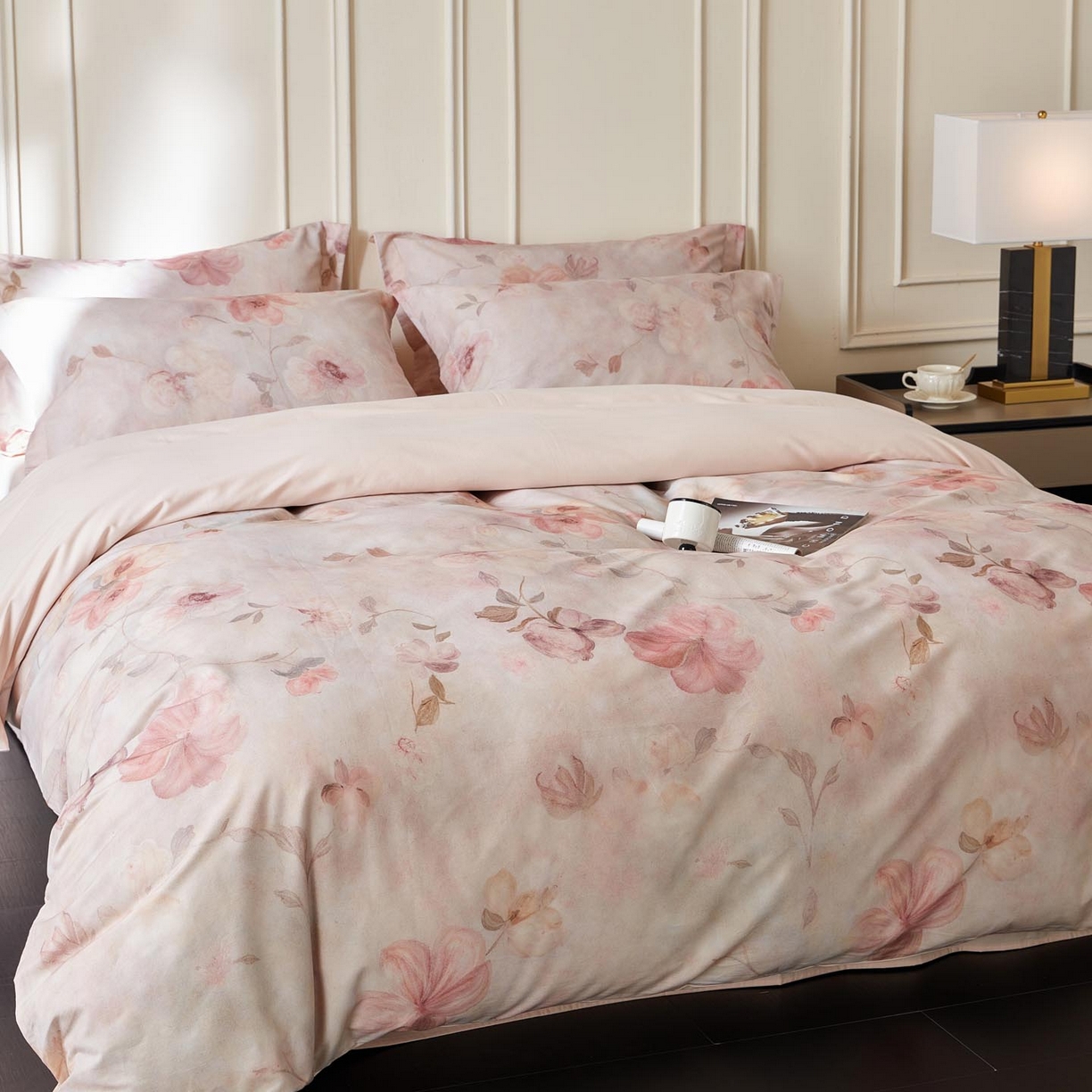 91家纺网 家纺一手货源 找家纺 涵宸家纺 2025新款50S磨毛基础款四件套【更多花型 联系商家电话：17798859966 微信同号，网站：www.hanchenjf.com】 绮罗香梦（咖）