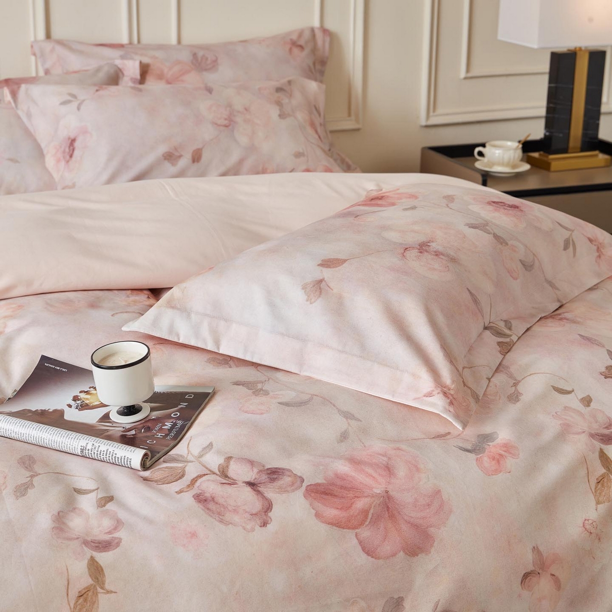 91家纺网 家纺一手货源 找家纺 涵宸家纺 2025新款50S磨毛基础款四件套【更多花型 联系商家电话：17798859966 微信同号，网站：www.hanchenjf.com】 绮罗香梦（咖）