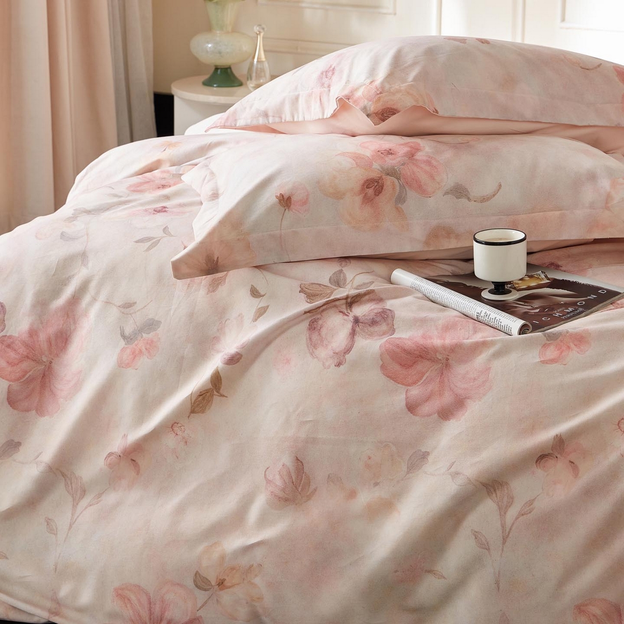 91家纺网 家纺一手货源 找家纺 涵宸家纺 2025新款50S磨毛基础款四件套【更多花型 联系商家电话：17798859966 微信同号，网站：www.hanchenjf.com】 绮罗香梦（咖）