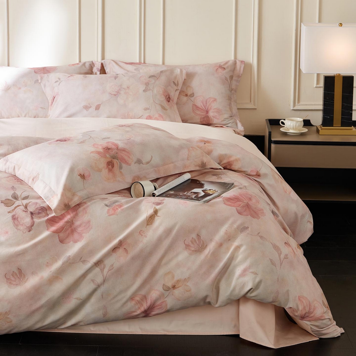 91家纺网 家纺一手货源 找家纺 涵宸家纺 2025新款50S磨毛基础款四件套【更多花型 联系商家电话：17798859966 微信同号，网站：www.hanchenjf.com】 绮罗香梦（咖）