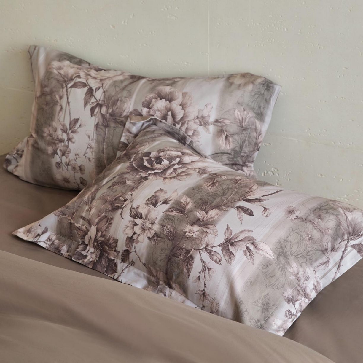 91家纺网 家纺一手货源 找家纺 涵宸家纺 2025新款50S磨毛基础款四件套【更多花型 联系商家电话：17798859966 微信同号，网站：www.hanchenjf.com】 香颂（灰）