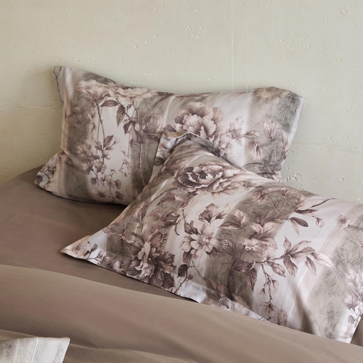 91家纺网 家纺一手货源 找家纺 涵宸家纺 2025新款50S磨毛基础款四件套【更多花型 联系商家电话：17798859966 微信同号，网站：www.hanchenjf.com】 香颂（灰）