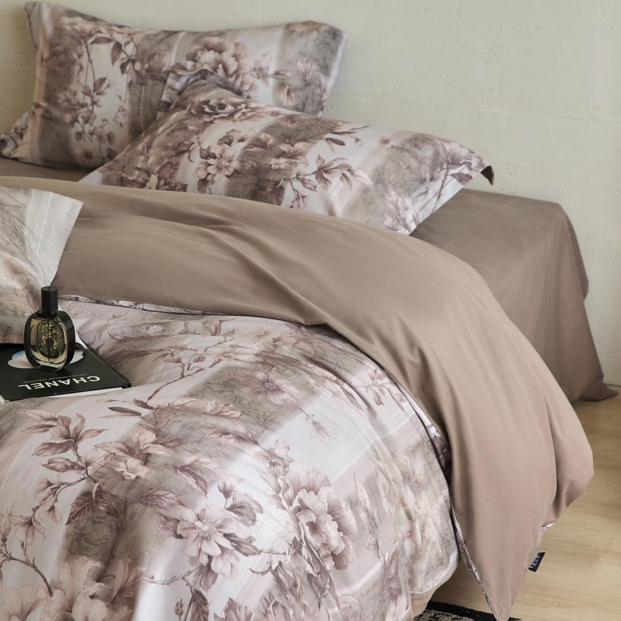 91家纺网 家纺一手货源 找家纺 涵宸家纺 2025新款50S磨毛基础款四件套【更多花型 联系商家电话：17798859966 微信同号，网站：www.hanchenjf.com】 香颂（灰）