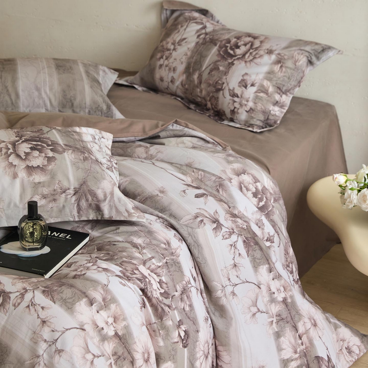 91家纺网 家纺一手货源 找家纺 涵宸家纺 2025新款50S磨毛基础款四件套【更多花型 联系商家电话：17798859966 微信同号，网站：www.hanchenjf.com】 香颂（灰）