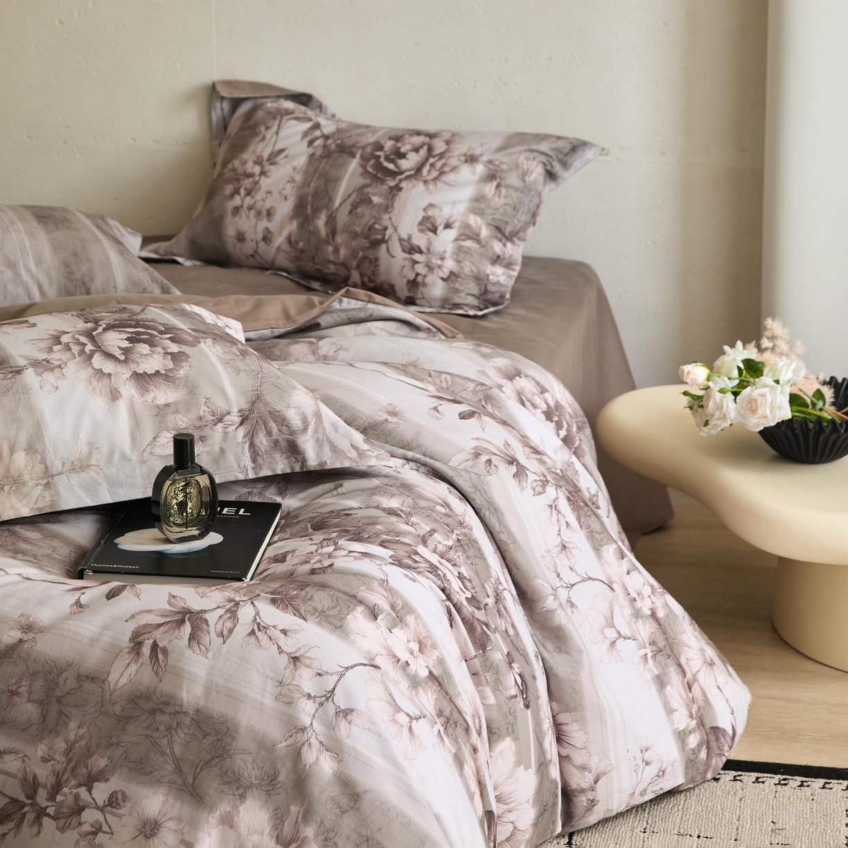 91家纺网 家纺一手货源 找家纺 涵宸家纺 2025新款50S磨毛基础款四件套【更多花型 联系商家电话：17798859966 微信同号，网站：www.hanchenjf.com】 香颂（灰）