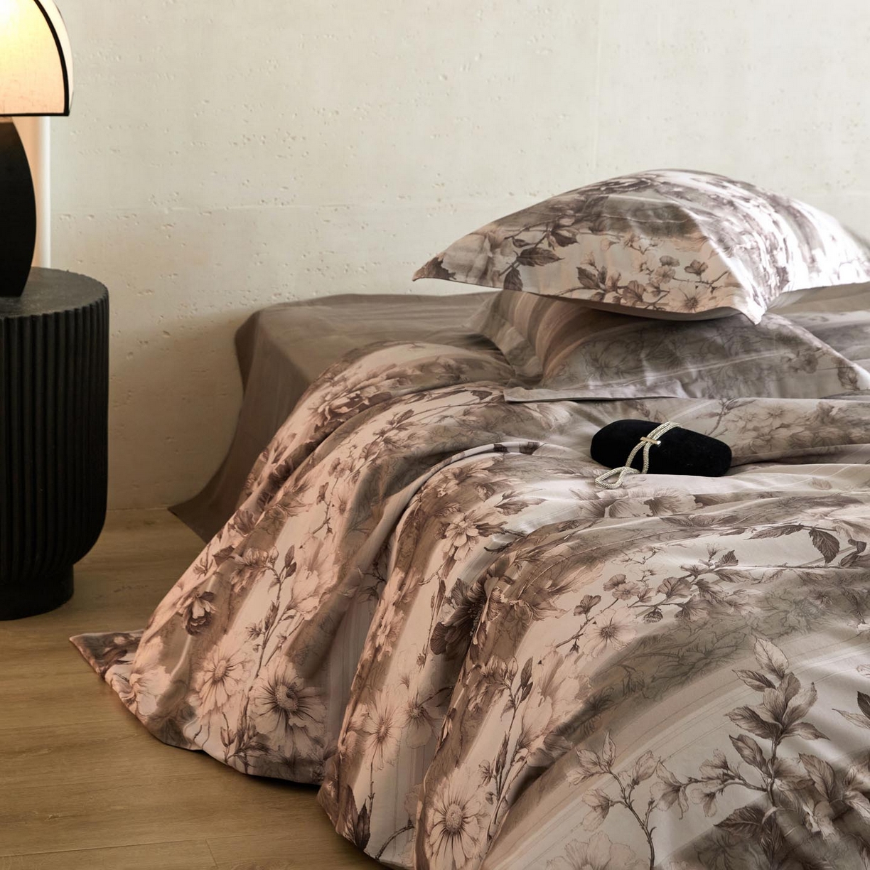 91家纺网 家纺一手货源 找家纺 涵宸家纺 2025新款50S磨毛基础款四件套【更多花型 联系商家电话：17798859966 微信同号，网站：www.hanchenjf.com】 香颂（灰）