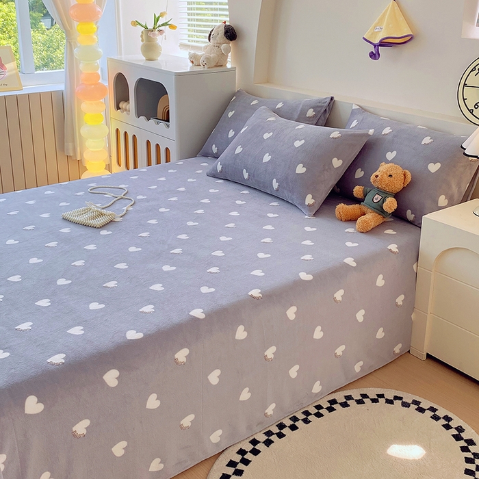 91家纺网 家纺一手货源 找家纺 艾橙家纺 2025秋冬新款高克重牛奶绒印花床单单品床单床单单件 心心相印-灰