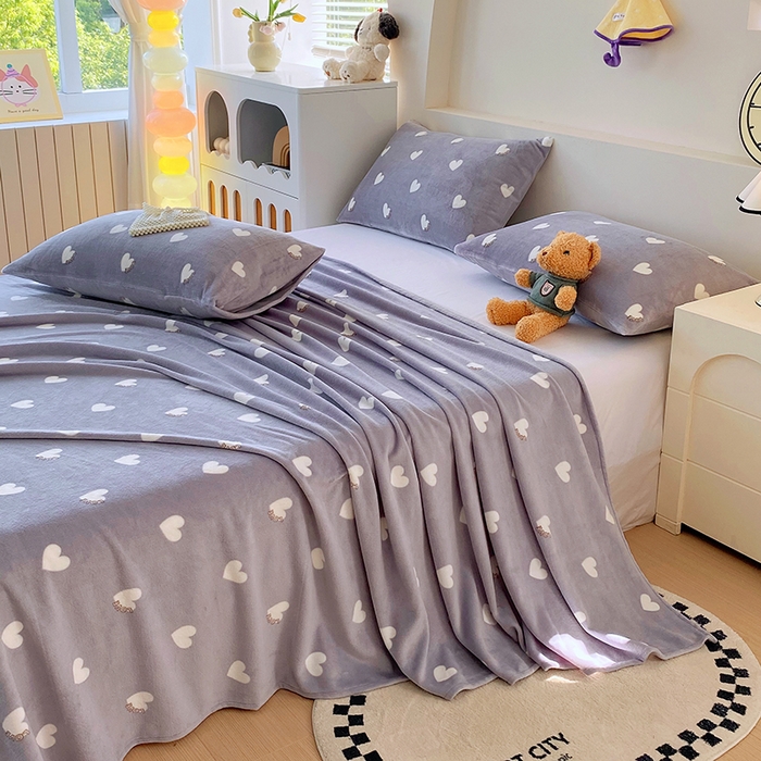 91家纺网 家纺一手货源 找家纺 艾橙家纺 2025秋冬新款高克重牛奶绒印花床单单品床单床单单件 心心相印-灰